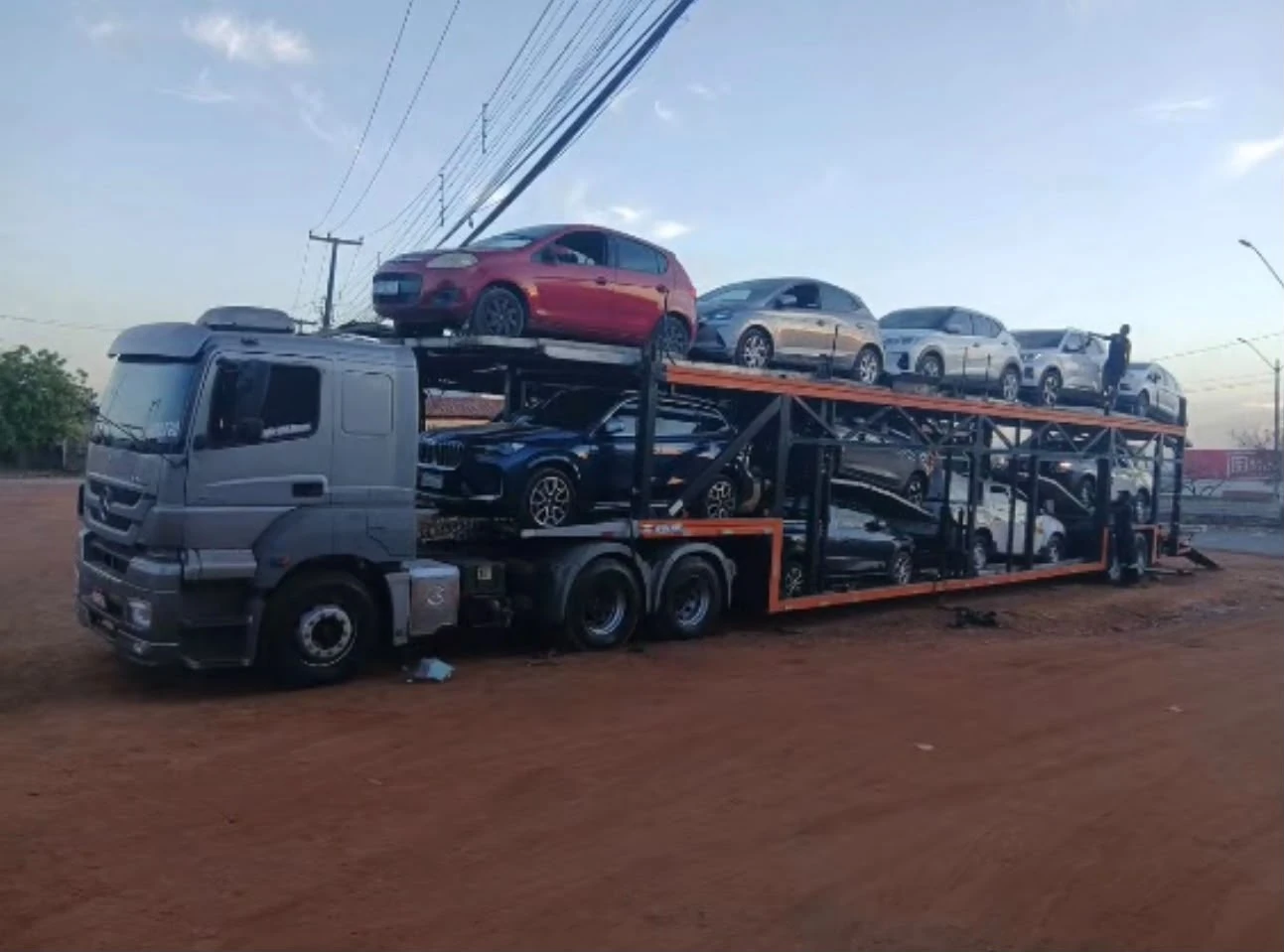 Caminhão-cegonha da JR Transportes carregado com carros.